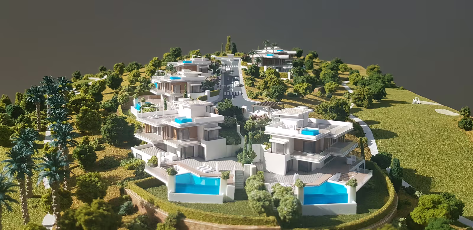 La Resina model: the villas on stepped plots, with their pools and the hillside planting