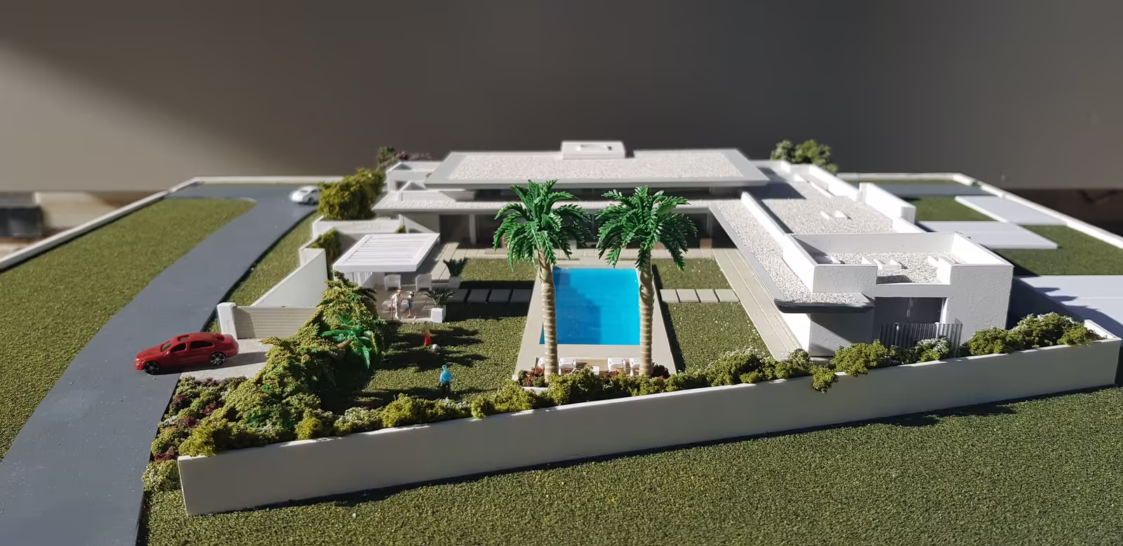 Villa Pareja model: low pavilions around the garden and the pool, among palm trees