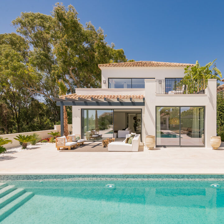 Villa Carril, white architecture, pergola and swimming pool
