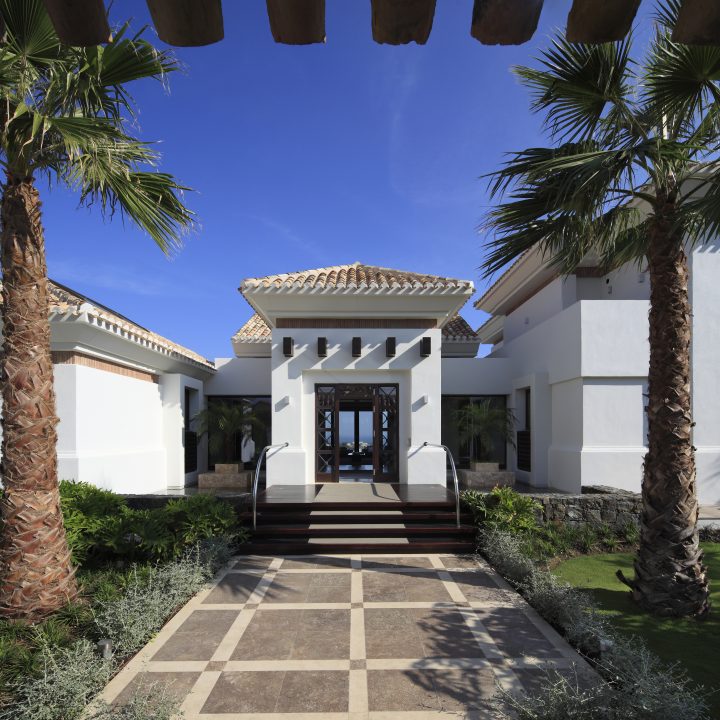 Villa Flamingos 58, paved entrance path between palm trees